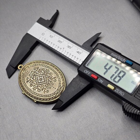 VTG Gold Tone Oval Photo Locket Victorian Revival Embossed Floral Scroll 1.75" - Picture 8 of 10